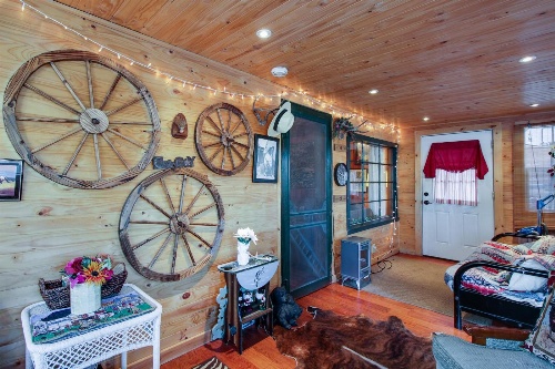 Country Cottage by the Lake image 1